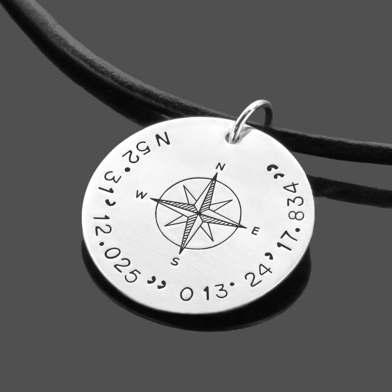 Herrenkette mit Koordinaten und Kompass aus Leder und Silber